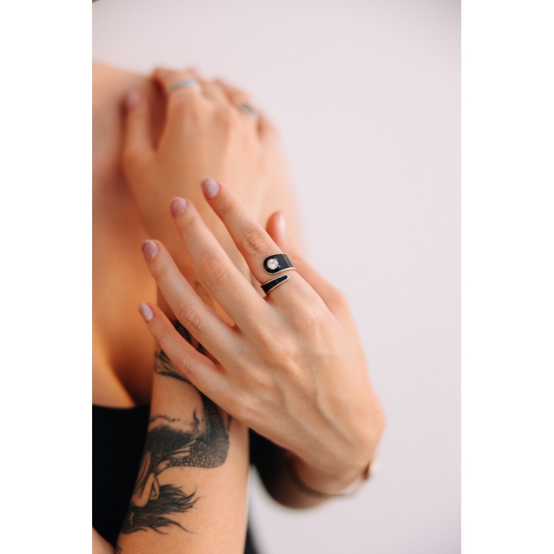 Δαχτυλίδι μοντέρνο μεγάλο με ζιρκόν, Ασήμι 925, Μαύρο σμάλτο Δαχτυλίδι μοντέρνο μεγάλο με ζιρκόν, Ασήμι 925, Μαύρο σμάλτο